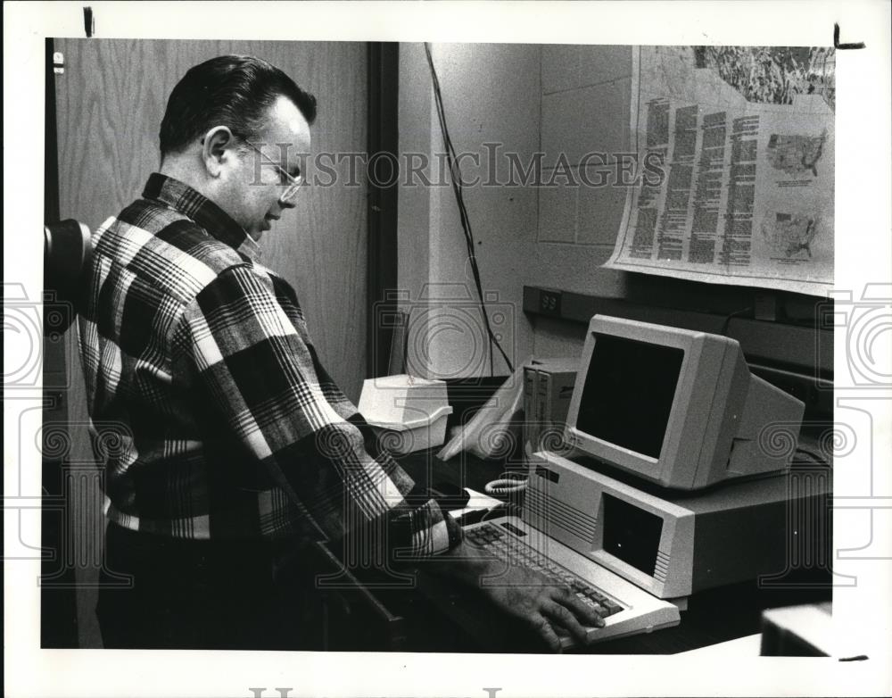 1987 Press Photo Father William Ott of John Carroll University - Historic Images