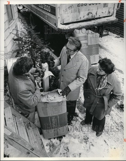 1977 Press Photo Mayor Ralph Perk and wife Lucille having their home insulated - Historic Images
