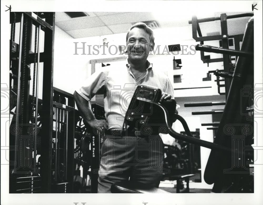 1986 Press Photo Businessman Adolph Melinz with his nautilus equipment. - Historic Images