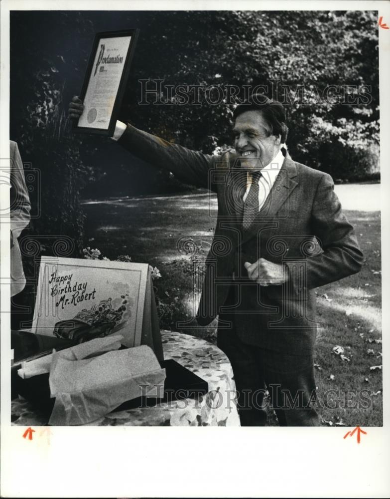 1981 Press Photo Robert Pyle celebrating his birthday - Historic Images