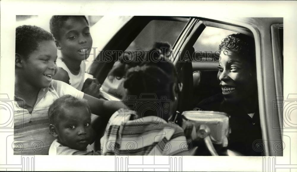 1981 Press Photo Tanya Posey Talks to Youngster While on Patrol - Historic Images