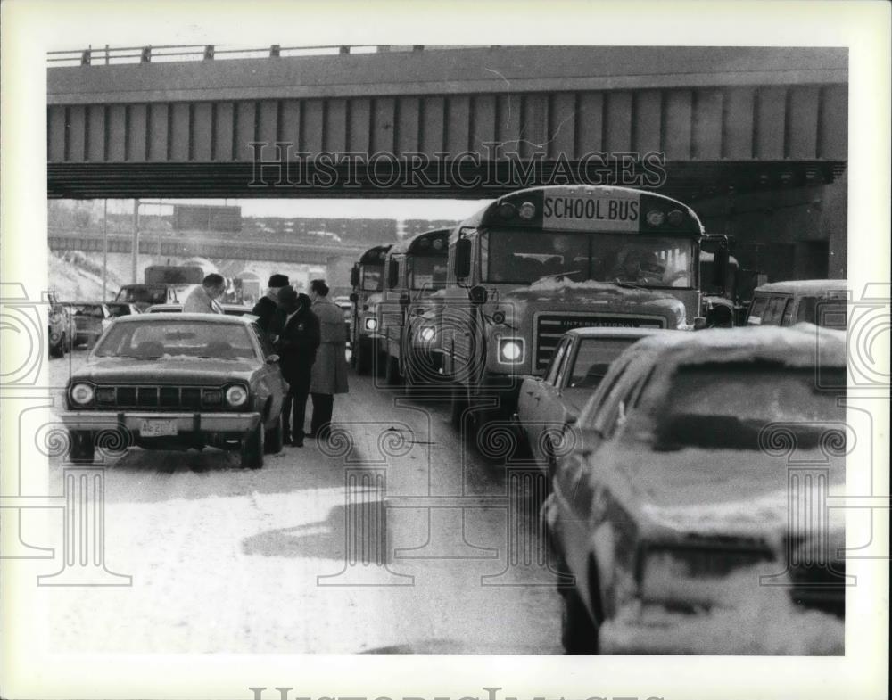 1979 Press Photo Traffic Jam holds up 3 school buses - Historic Images