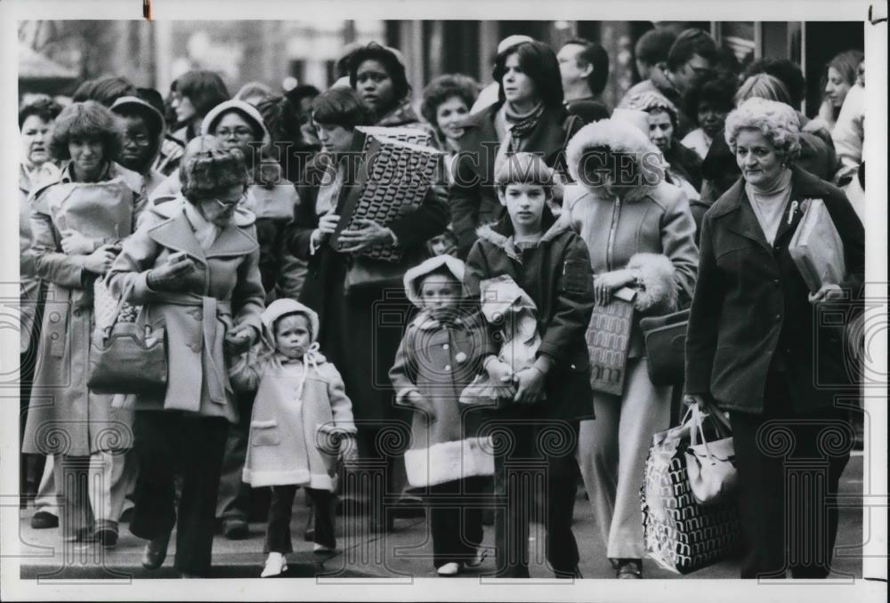 1977 Press Photo Corner of Ontario Euclid during first official shopping day - Historic Images