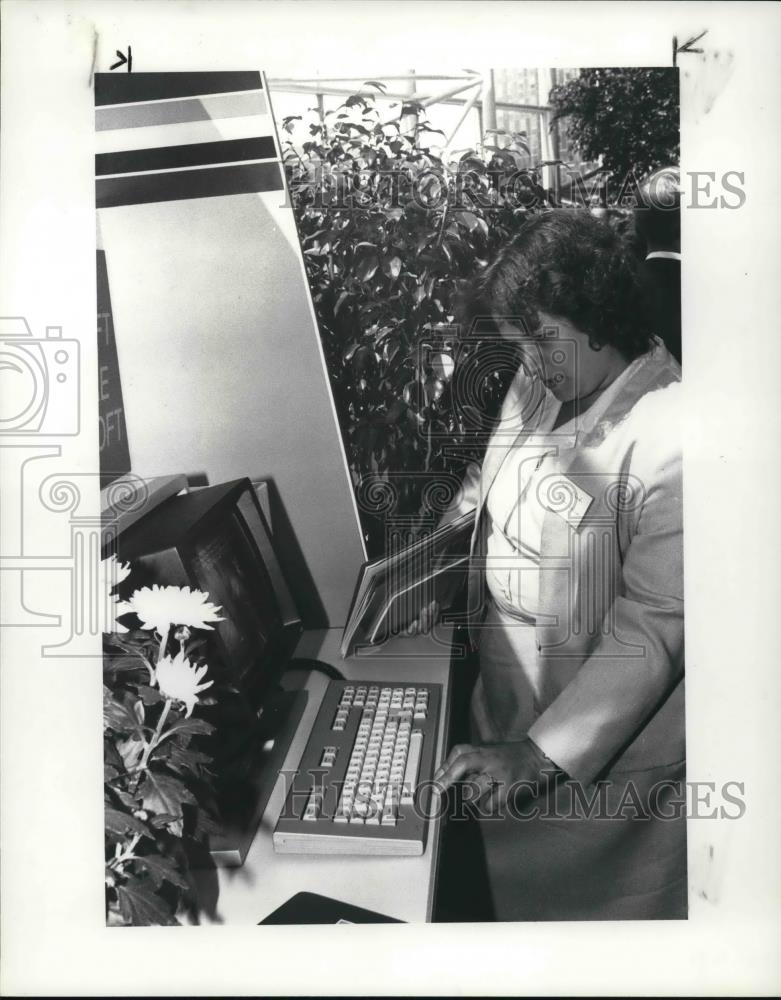 1984 Press Photo Freedom Airlines Representative Lynda Eland at the computer - Historic Images