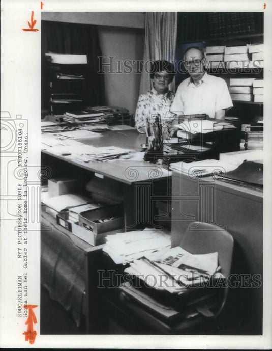 1981 Press Photo Norma and Mel Gabler at their home in Longview, Texas - Historic Images