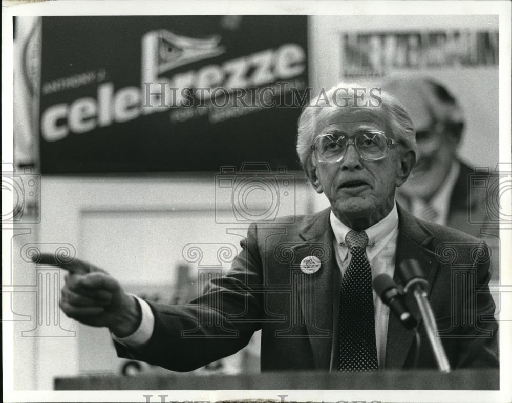 1982 Press Photo Senator Howard Metzenbaum at a rally at Ladies Garment Union - Historic Images
