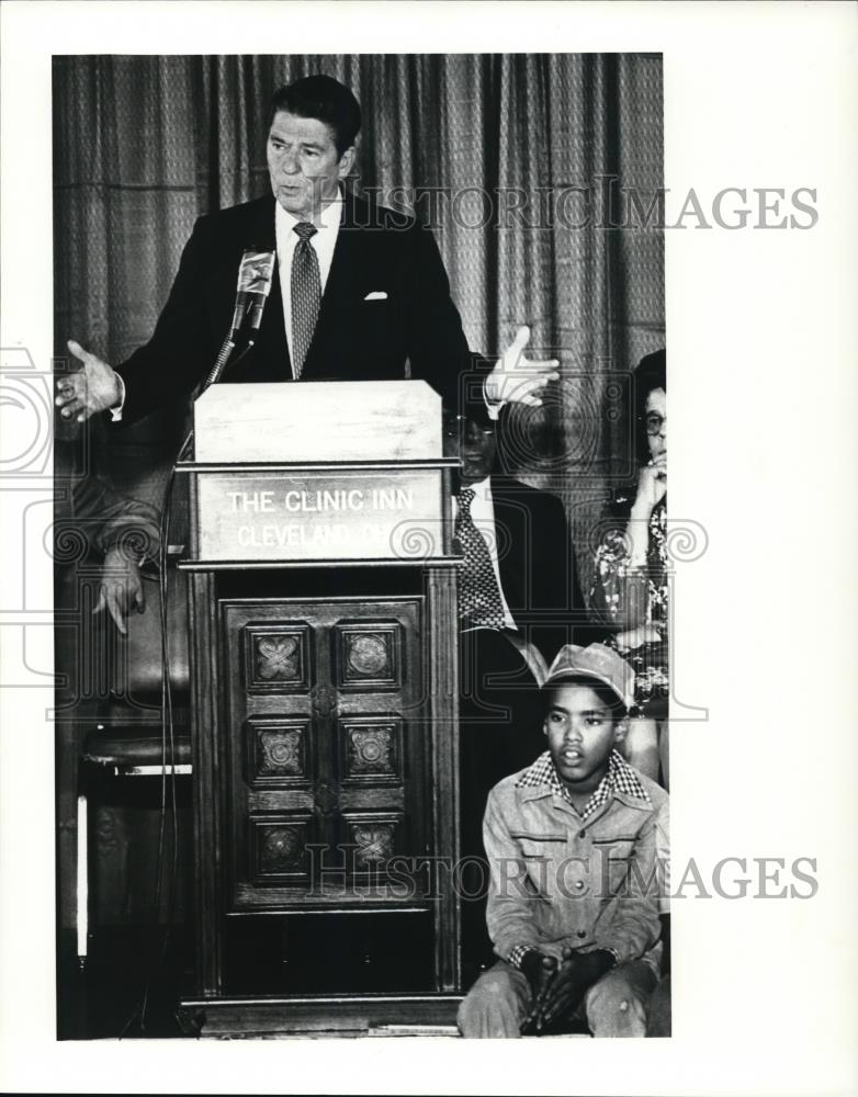 1980 Press Photo Ronald Reagan speaking at The Clinic Inn, Cleveland, Ohio - Historic Images