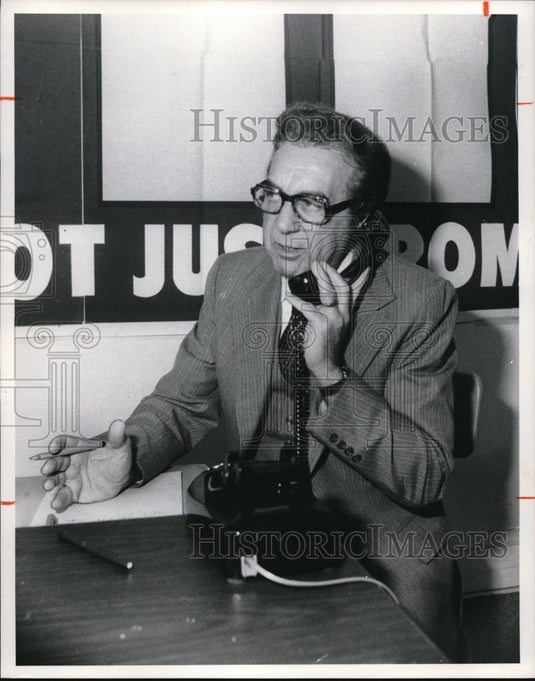 1977 Press Photo Mayor Ralph J Perk checks w/ precinct workers from his campaign - Historic Images