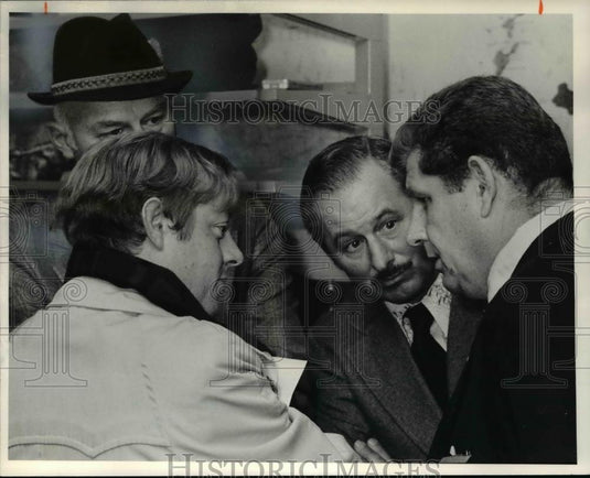 1978 Press Photo Public Auction Art Crocker & Bill Warner Discussing Bids - Historic Images