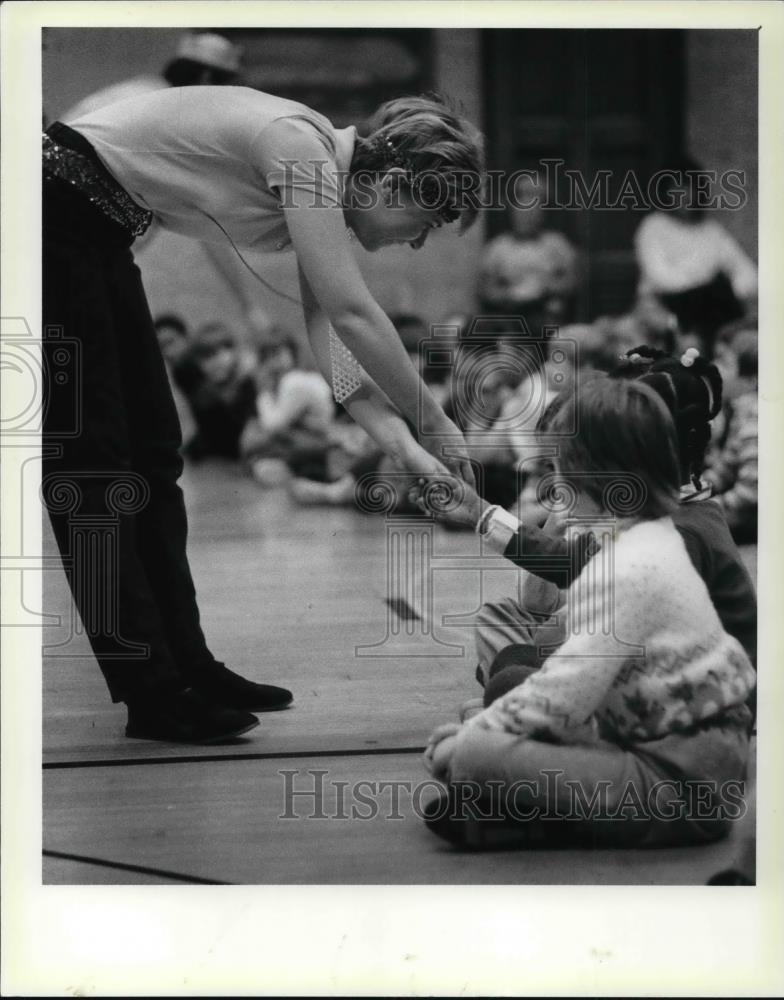 1986 Press Photo Diane Lux Deaf Actress greets Children in Audience - Historic Images
