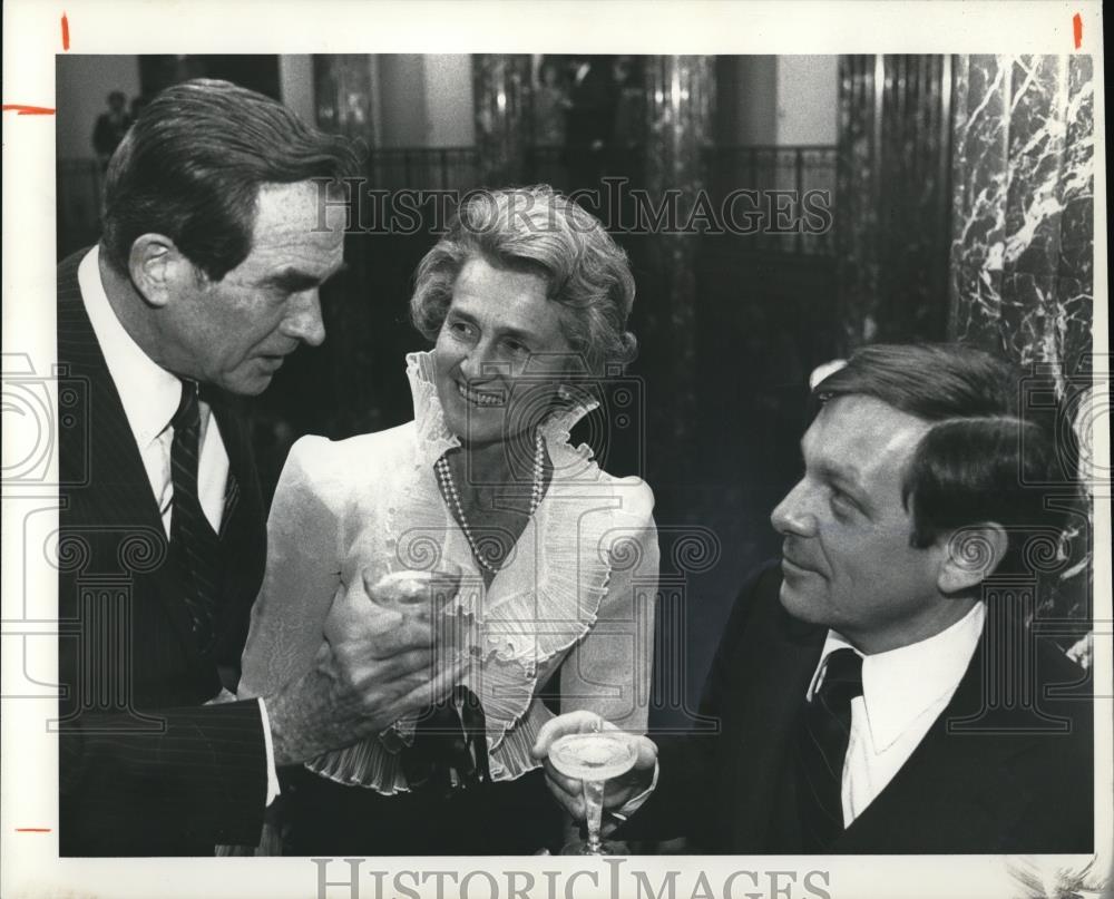 1981 Press Photo Mayor George V. Voinovich with Mr. & Mrs. Alfred Rankin - Historic Images