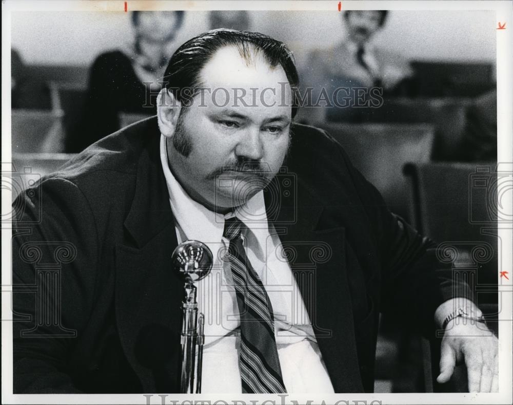 1977 Press Photo Joseph Norris Jr. V.P.of Norris Bros Co Trucking at Cty Council - Historic Images