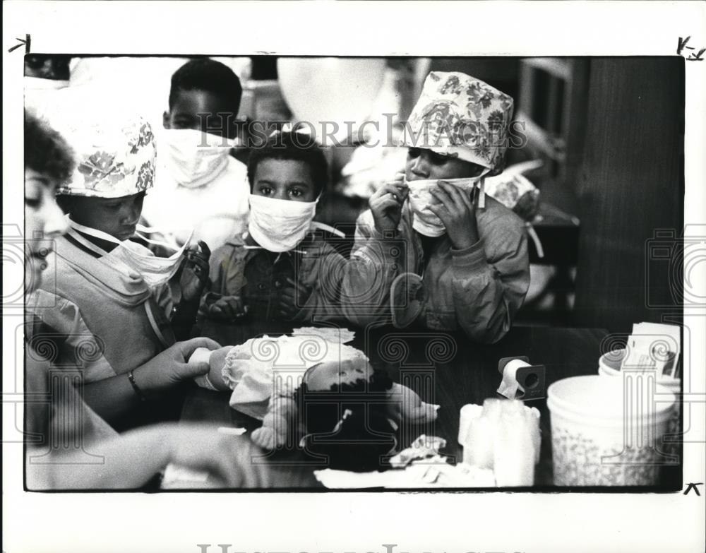 1985 Press Photo 6th graders from Margaret R Ireland Elem School - Historic Images