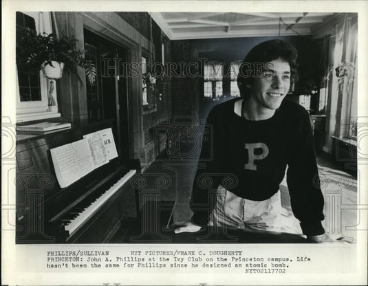 1977 Press Photo John A Phillips design an Atomic Bomb at tghe Ivy Club. - Historic Images