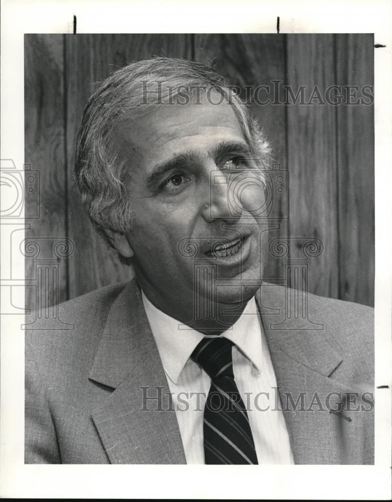 1984 Press Photo armen E Parise Teamsters explains ITu Vote. - Historic Images