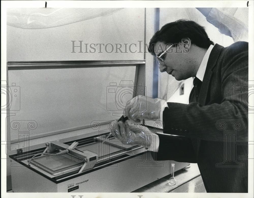 1984 Press Photo Professor Scott Rickert Makes Micro Processing Chip at CWRU - Historic Images