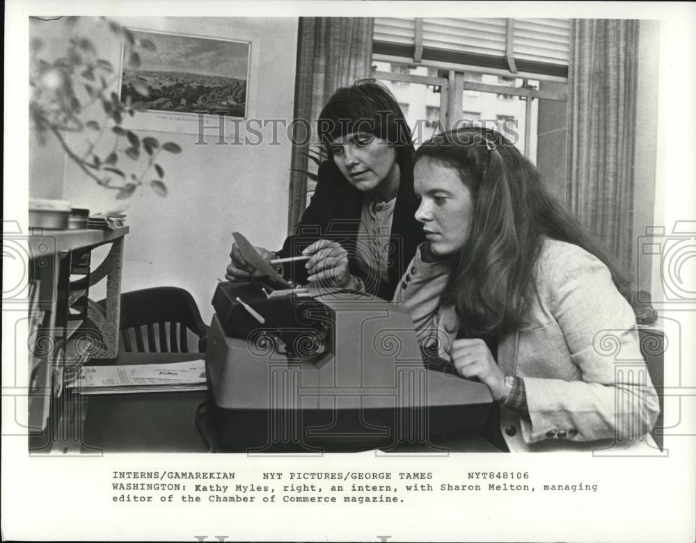 1981 Press Photo Kathy Myles intern &amp; Sharon Meltoneditor in Chamber of Commerce - Historic Images