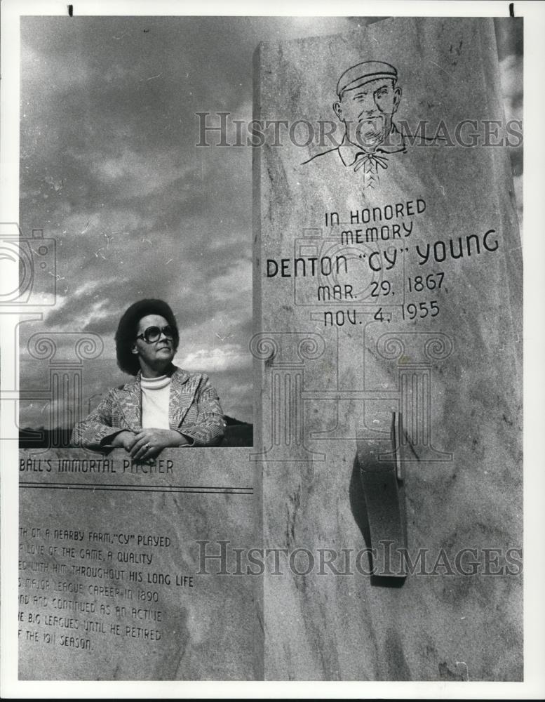 1982 Press Photo Jane Meuhlan at Cy Young grave who baby sat her - Historic Images