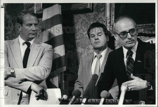 1984 Press Photo J David Maddoz at news conf. on rehiring the layed of Policeman - Historic Images