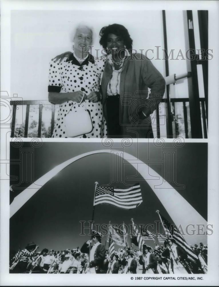 1987 Press Photo Barbara Bush and Oprah Winfre on A Star Spangled Celebration - Historic Images