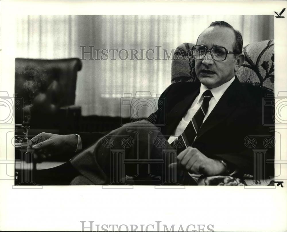 1984 Press Photo Kent State President Michael Schwartz - Historic Images