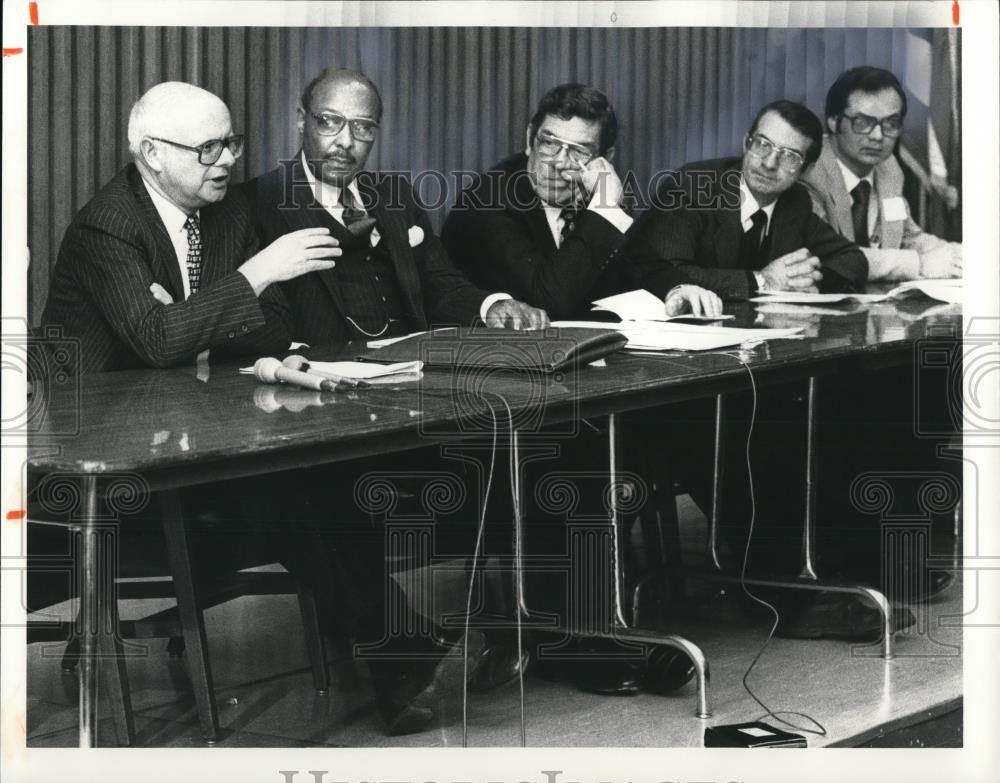 1981 Press Photo Stuart M. Reed, Pres of Conrail at a council meeting - Historic Images