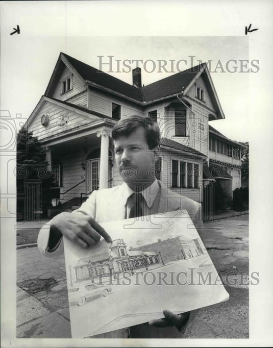 1986 Press Photo Steve McQuillin on site of new McDonalds - Historic Images
