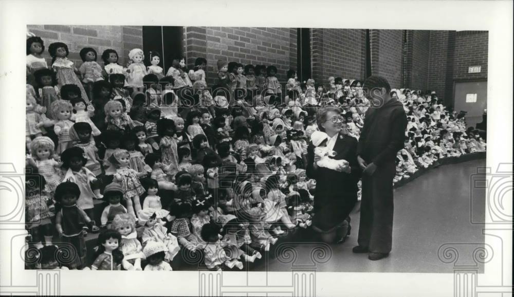 1979 Press Photo Mrs Maj Henry Gariepy of the Salvation Army &amp; Cheri Davis - Historic Images