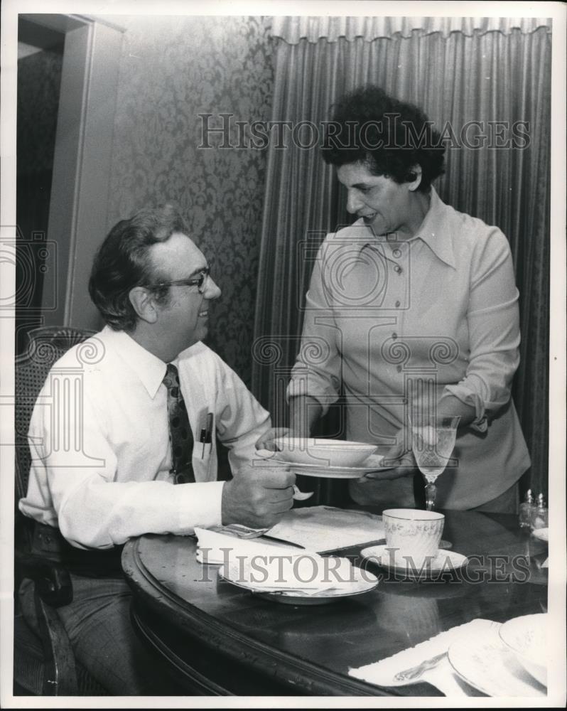 1975 Press Photo Mayor Ralph Perk with the chicken soup for lunch - Historic Images