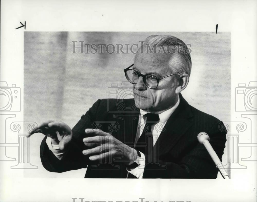 1985 Press Photo Julean McCall Chairman of the National City Bank at Press Conf. - Historic Images