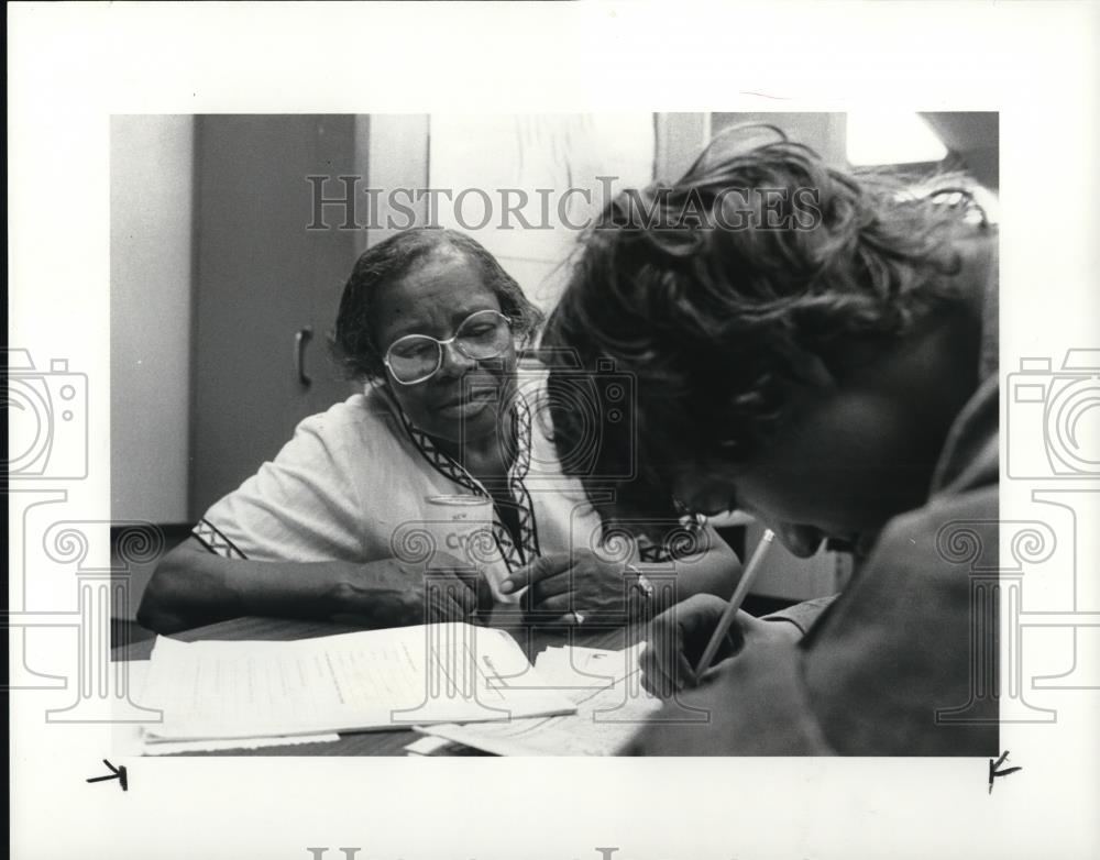 1984 Press Photo Willie Mae Pugh, 77, of Cleveland helps an Alternatent - Historic Images