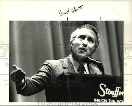 1984 Press Photo Louis Rukeyser, speaker at Town Hall lecture series - Historic Images