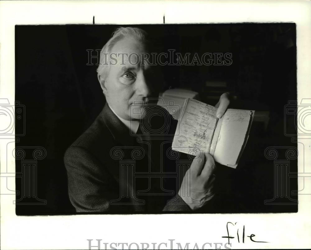 1984 Press Photo Rudolf Reis, John Demanjuc case&#39; witness with the evidences - Historic Images