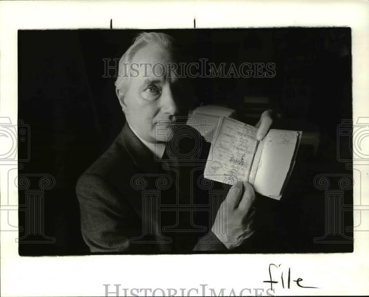 1984 Press Photo Rudolf Reis, John Demanjuc case' witness with the evidences - Historic Images
