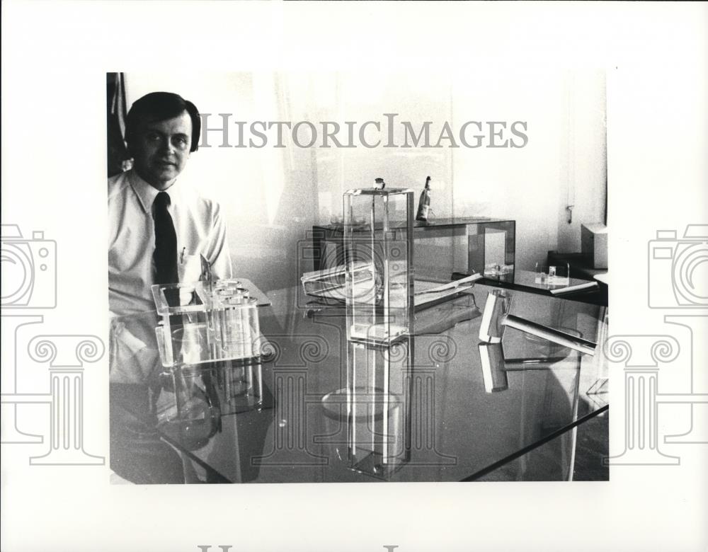 1983 Press Photo Terry Polterek and his plastic wares - Historic Images