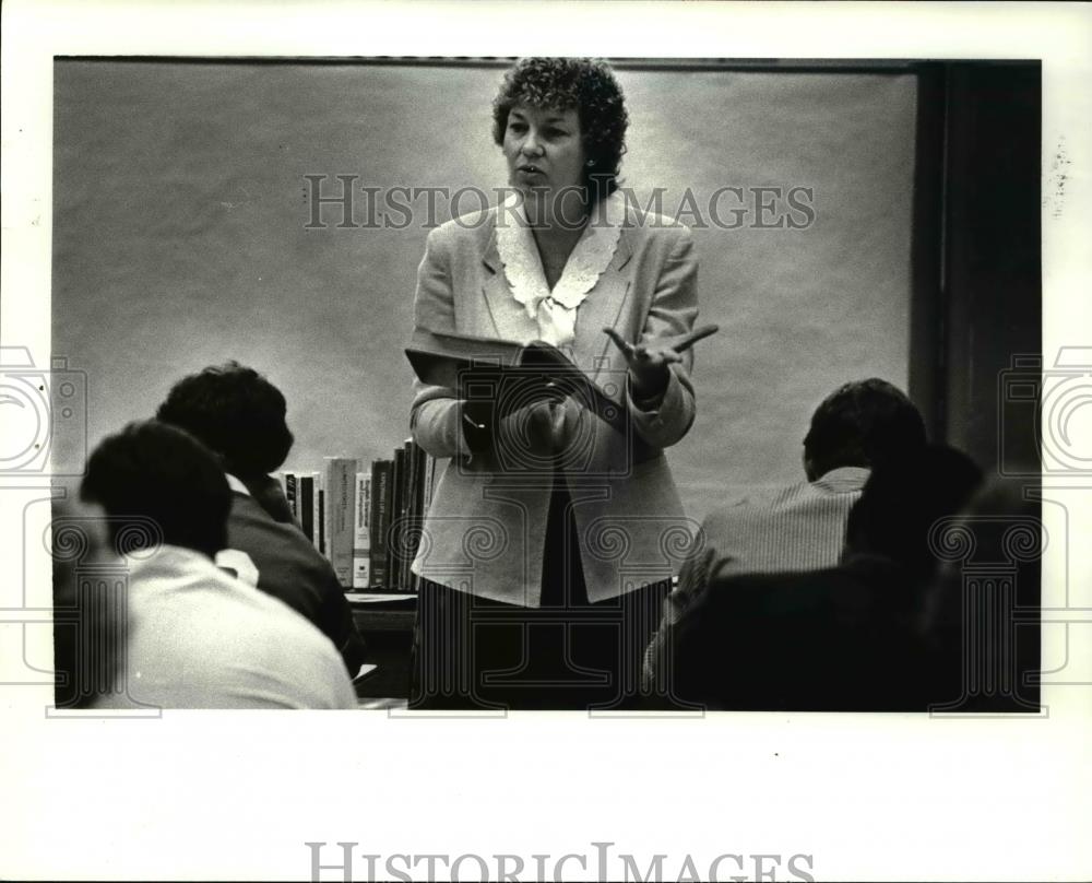 1985 Press Photo Teacher Barbara Salata at Central Catholic School - Historic Images