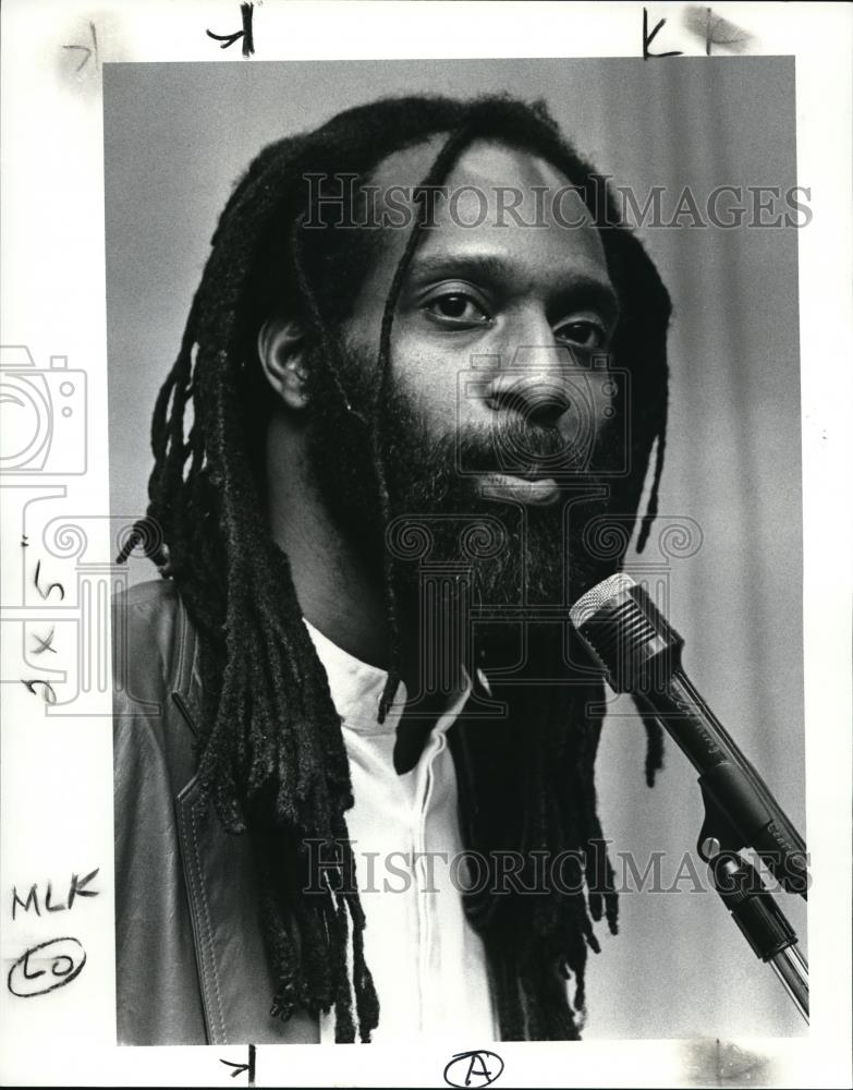 1987 Press Photo Mwatabu Okantah reads his poem Legacy - cva31987 - Historic Images