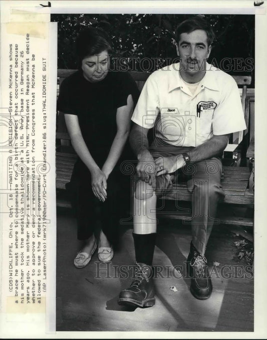 1986 Press Photo Steve Mckenna and his mother at her Wickliffe home - Historic Images