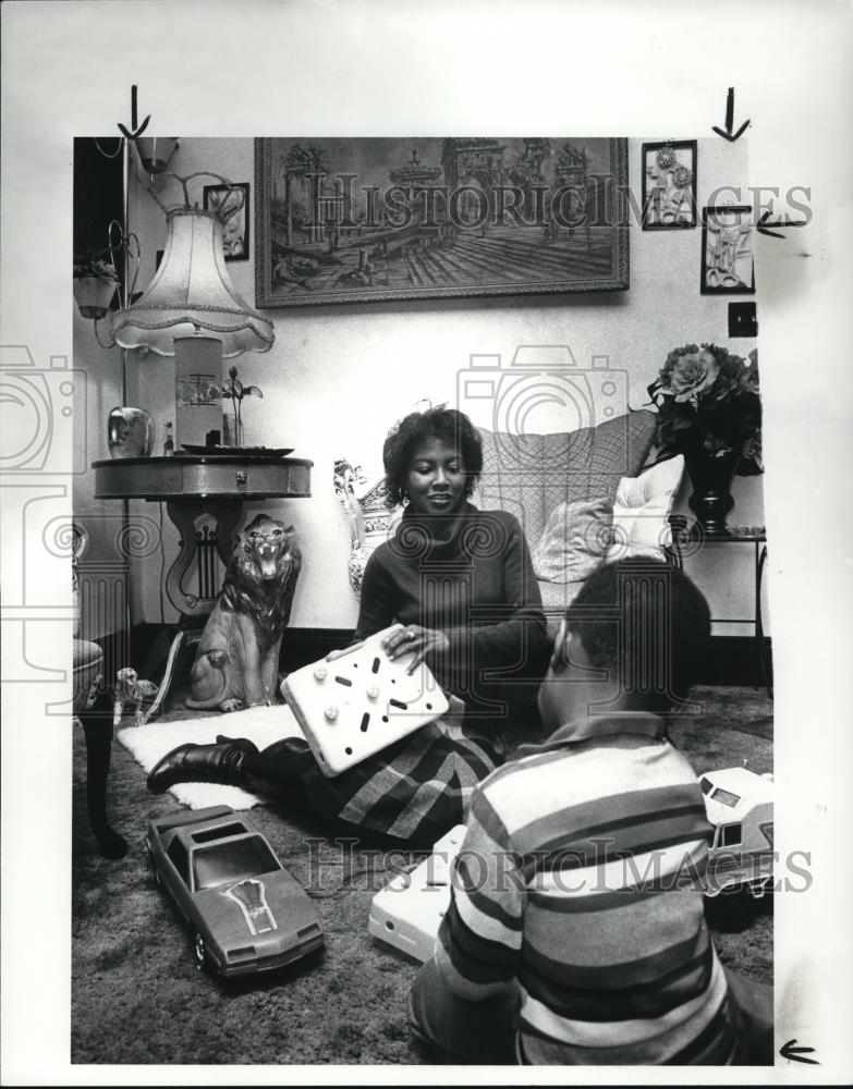1986 Press Photo Fran Push, entrepreneur mother with her three year old son - Historic Images