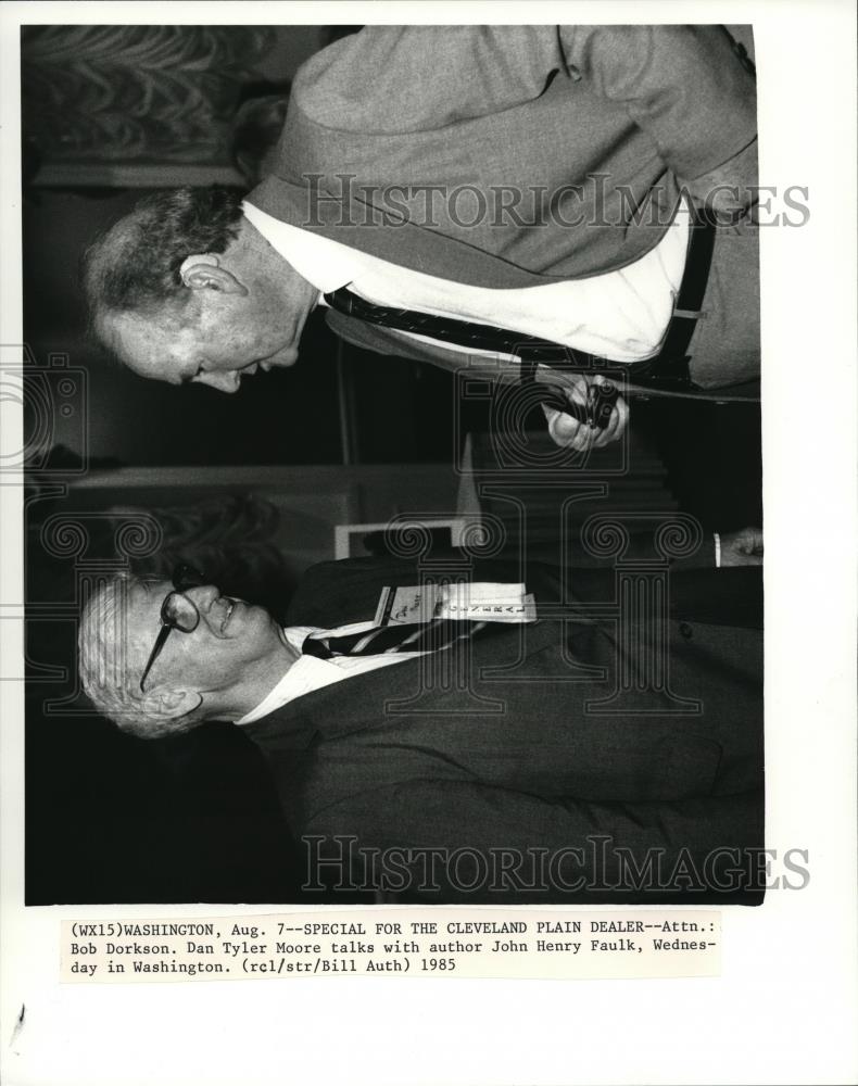 1985 Press Photo Dan Tyler Moore with the author John Henry Faulk - Historic Images