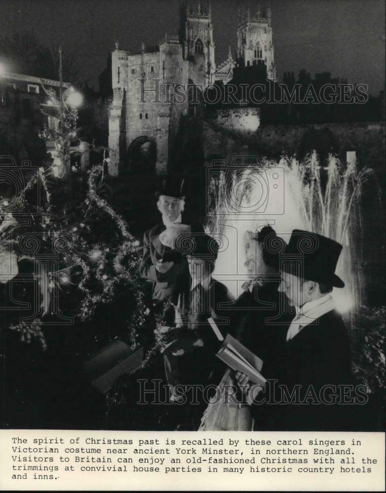 1986 Press Photo The carol singers in Victorian costume - Historic Images