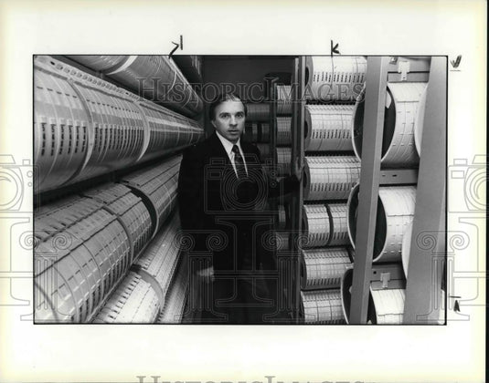 1984 Press Photo Ronald Moore, CSU Computer Center with computer tapes - Historic Images