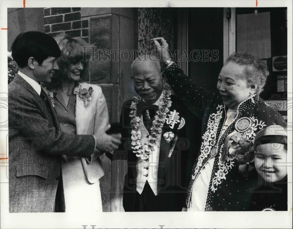 1980 Press Photo Jack Lee,restaurant owner with Denny Kulirich and wife - Historic Images