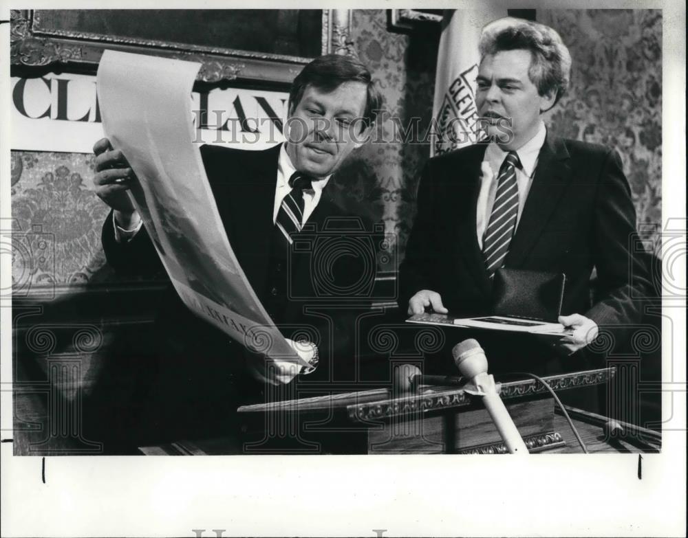 1982 Press Photo Cincinnati mayor Davi Mann with a Cleveland poster - Historic Images