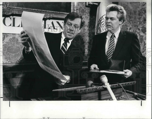 1982 Press Photo Cincinnati mayor Davi Mann with a Cleveland poster - Historic Images