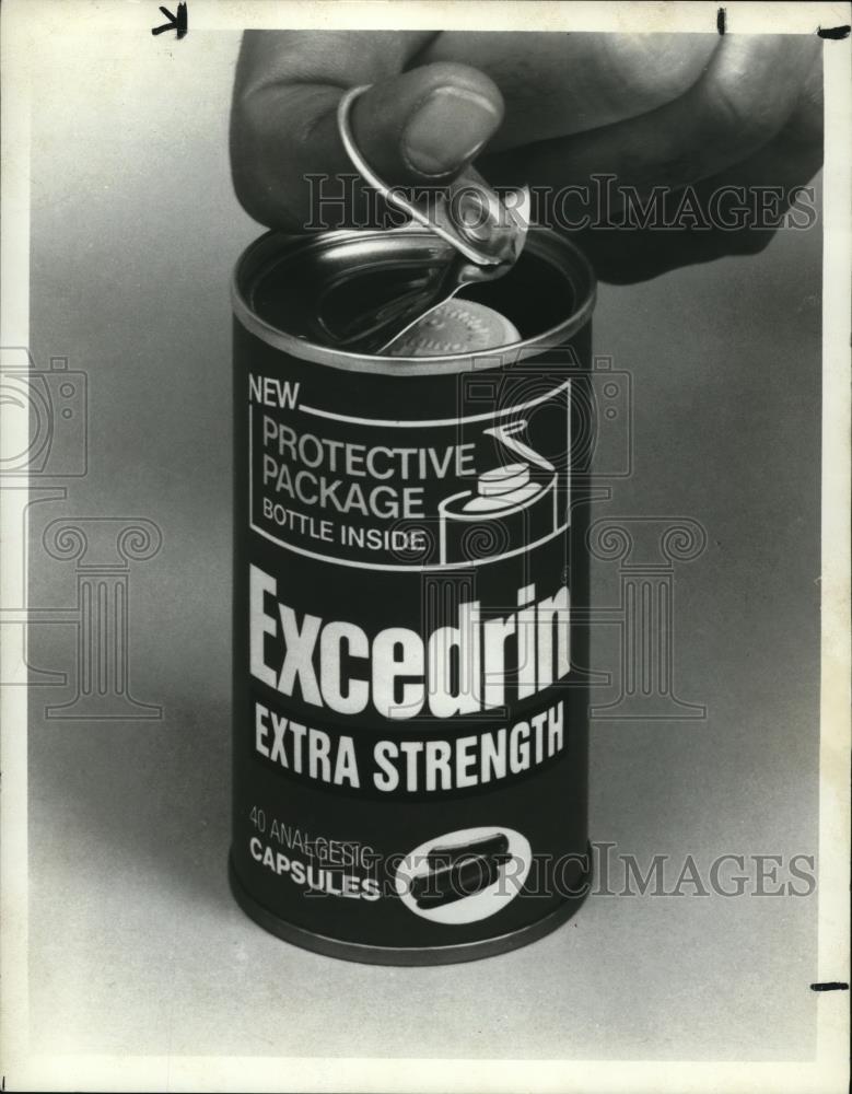 1983 Press Photo New tamper resistant packaging for analgesic capsules - Historic Images