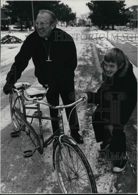 1977 Press Photo Boys town Director Robert P. Hupp and Henry McLienian - Historic Images