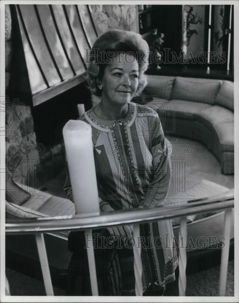 1971 Press Photo Mrs. Lee Jacrela at home - cvp20933 - Historic Images