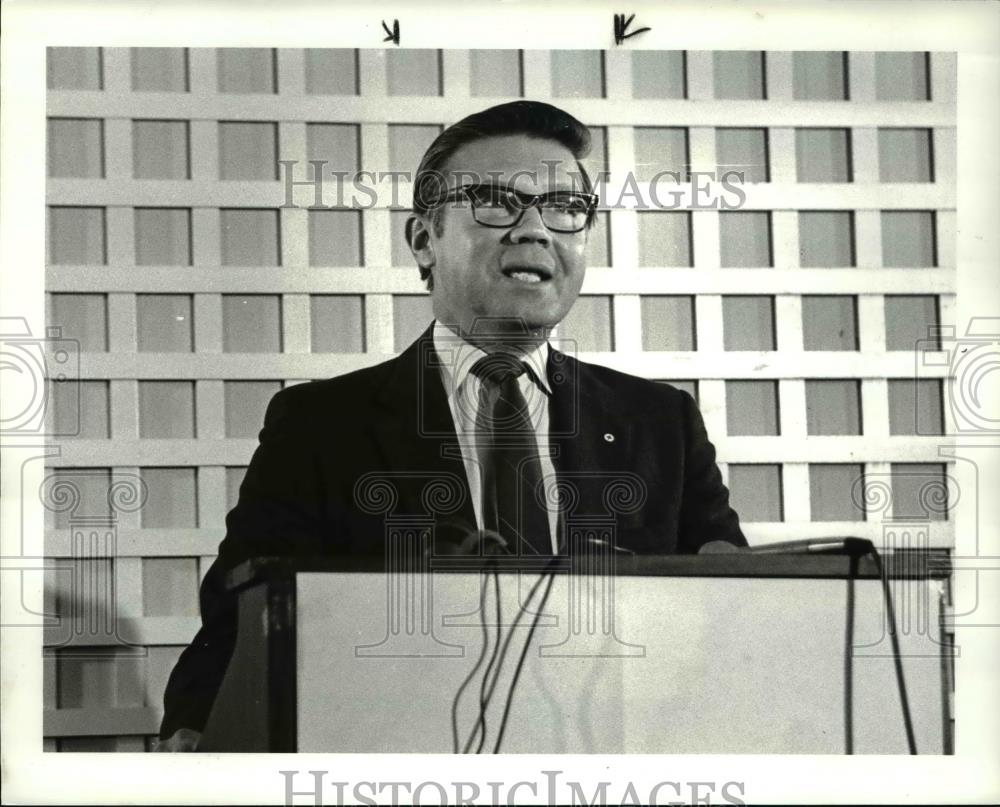 1985 Press Photo Richard F Schubert Pres. of American Red Cross at Stouffers Inn - Historic Images