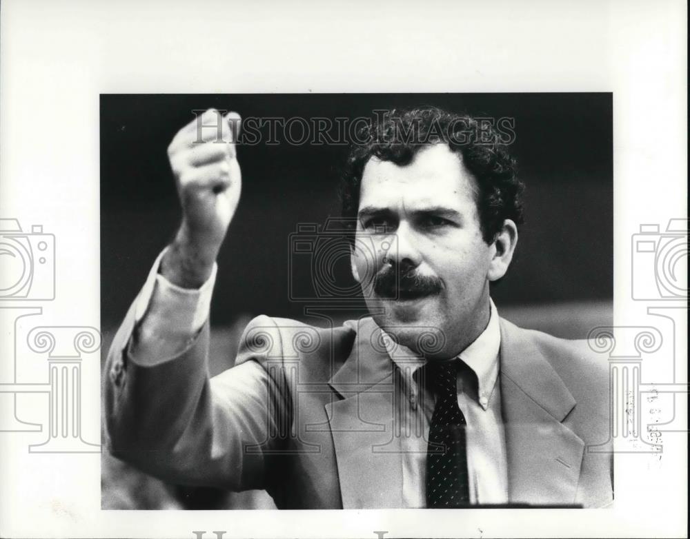 1985 Press Photo Arthur Lecvine Pres. of Beadford Collefe speak at CCC East - Historic Images